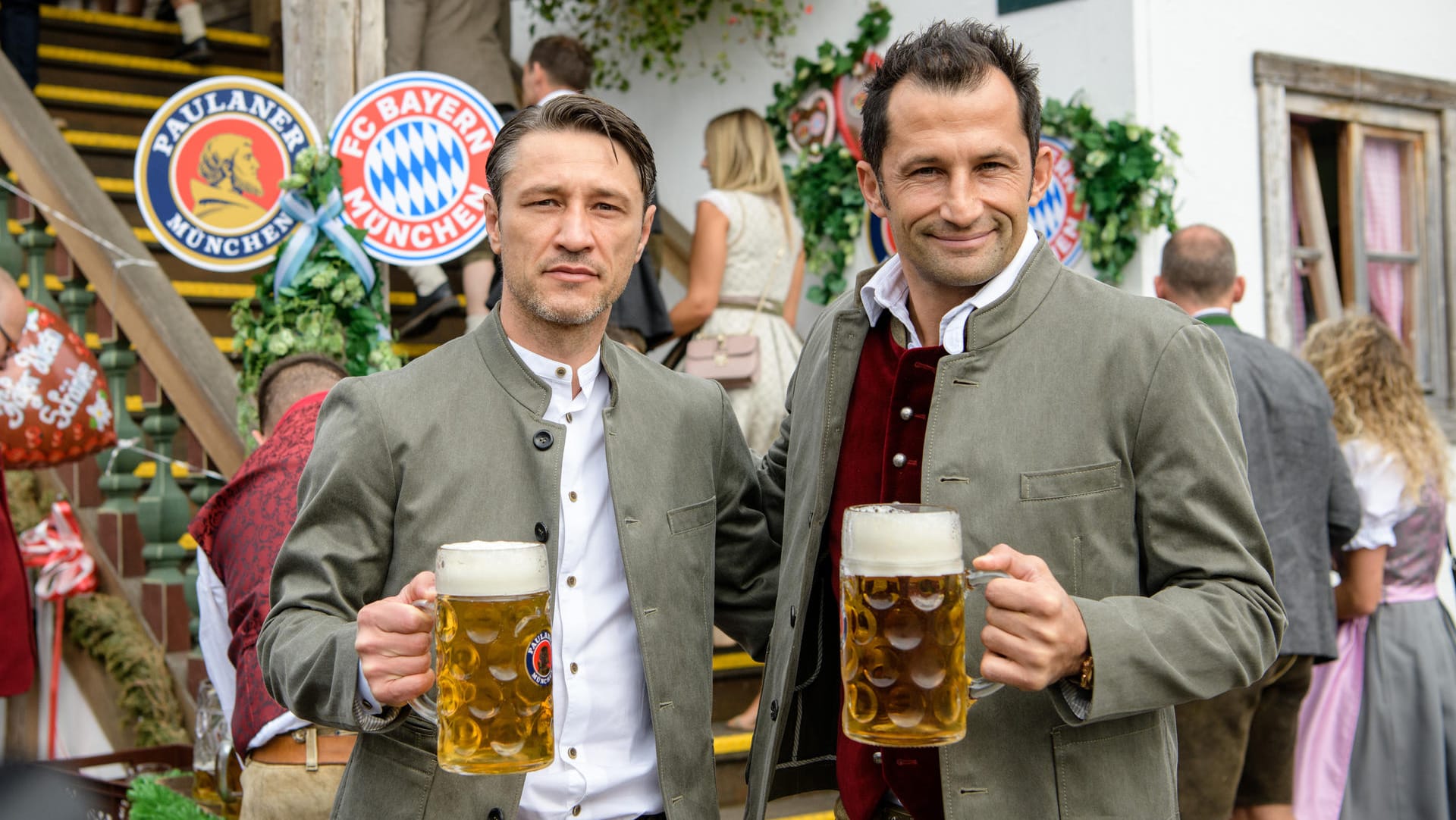 Bayern-Trainer Niko Kovac ist die Situation an der Miene abzulesen. Sportdirektor Hasan Salihamidzic (r.) kriegt noch ein Lächeln hin.