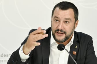 Matteo Salvini: Italiens Innenminister droht damit, die Flughäfen für Flüchtlinge zu sperren.