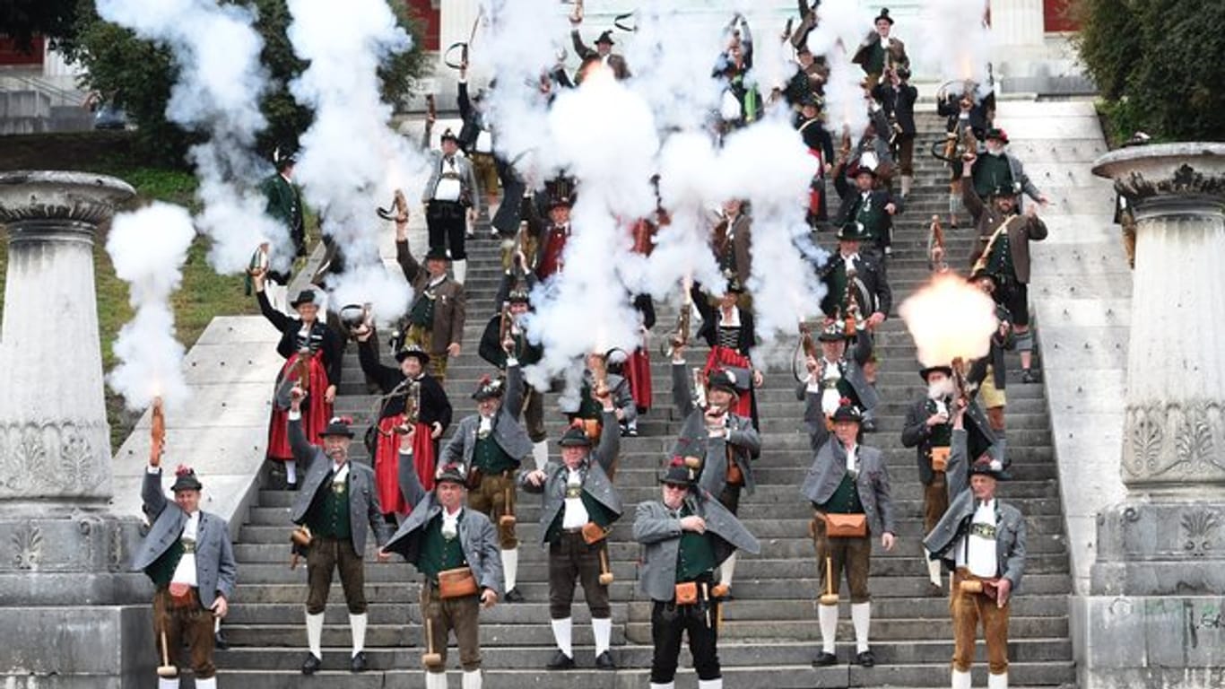 Schützen beim traditionellen Böllerschießen auf der Theresienwiese vor der Bavaria am letzten Tag des Oktoberfests 2018.