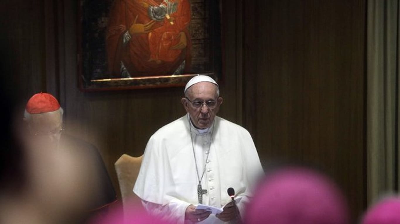 Papst Franziskus bei der Bischofssynode: Der kirchliche Missbrauchsskandal ist wieder voll aufgebrochen.