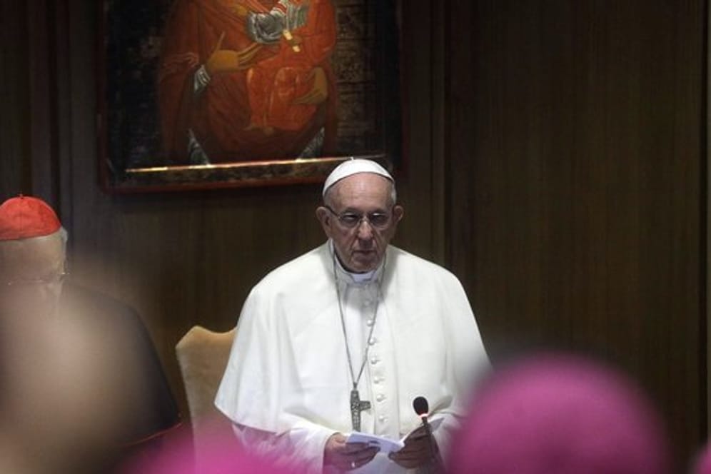 Papst Franziskus bei der Bischofssynode: Der kirchliche Missbrauchsskandal ist wieder voll aufgebrochen.