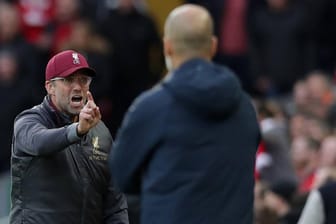 Liverpool-Trainer Jürgen Klopp diskutiert an der Seitenlinie. ManCity-Coach Pep Guardiola schaut zu.