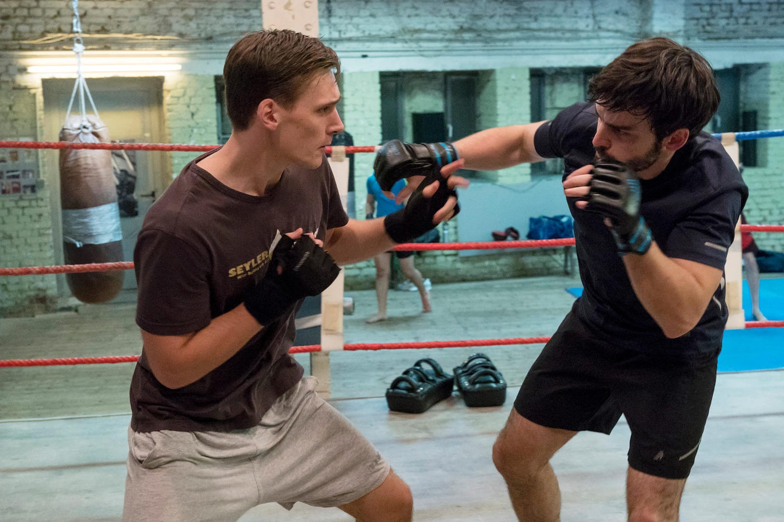 Undercover: Kommissar Jan Pawlak (Rick Okon, l) mit seinem Kampfsport-Trainer Abuzar Zaurayev-Schmidt (Surho Sugaipov) im Boxring.