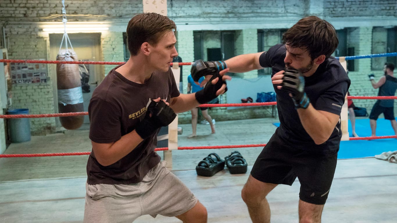 Undercover: Kommissar Jan Pawlak (Rick Okon, l) mit seinem Kampfsport-Trainer Abuzar Zaurayev-Schmidt (Surho Sugaipov) im Boxring.