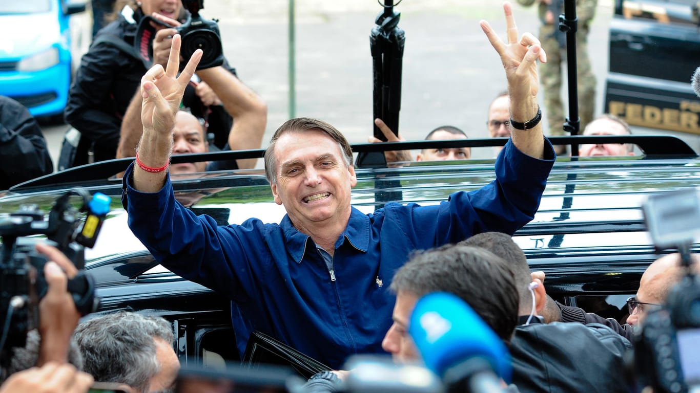 Jair Bolsonaro: Der Ex-Militär Bolsonaro spricht öfter abfällig über Minderheiten und lobt die Militärdiktatur (1964-1985).