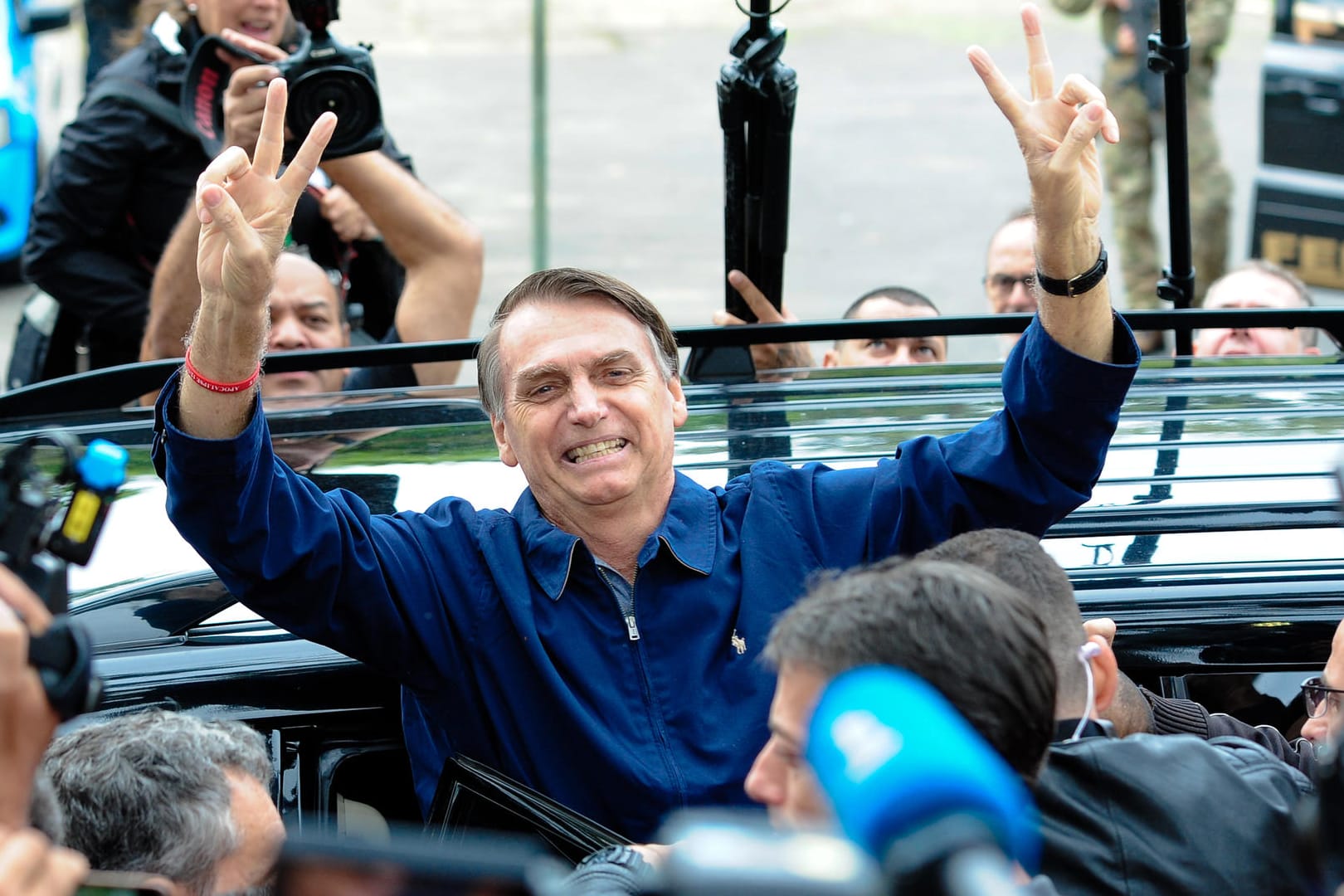Jair Bolsonaro: Der Ex-Militär Bolsonaro spricht öfter abfällig über Minderheiten und lobt die Militärdiktatur (1964-1985).
