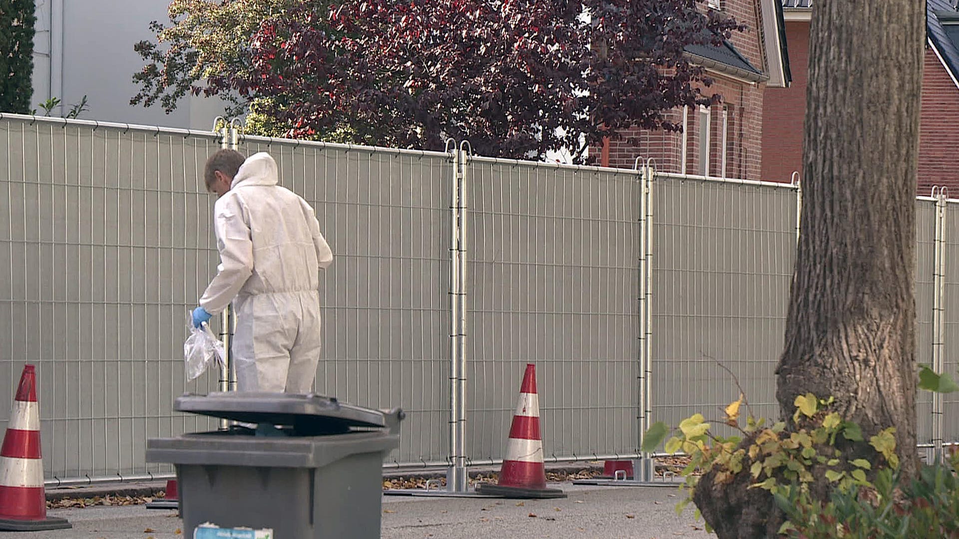 Ein Mitarbeiter der Spurensicherung sucht vor einer Absperrung: Bei einem Einsatz der Polizei war hier ein junger Obdachloser erschossen worden Ein Mitarbeiter der Spurensicherung sucht vor einer Absperrung: Bei einem Einsatz der Polizei war hier ein junger Obdachloser erschossen worden