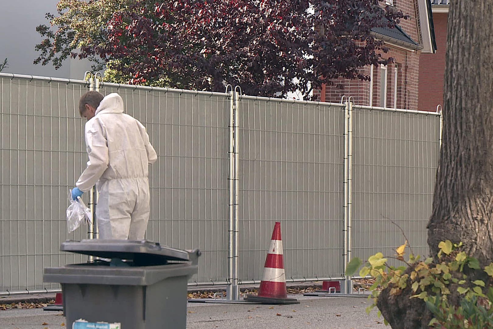 Ein Mitarbeiter der Spurensicherung sucht vor einer Absperrung: Bei einem Einsatz der Polizei war hier ein junger Obdachloser erschossen worden