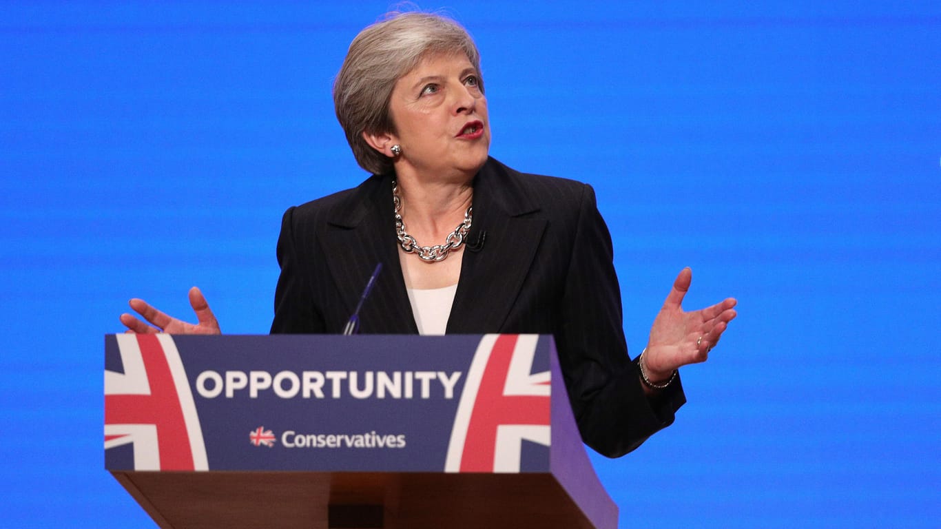 Theresa May, Premierministerin von Großbritannien: Die Clowns um Boris Johnson wollen ihr die Macht entwinden.