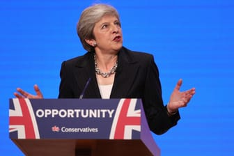 Theresa May, Premierministerin von Großbritannien: Die Clowns um Boris Johnson wollen ihr die Macht entwinden.