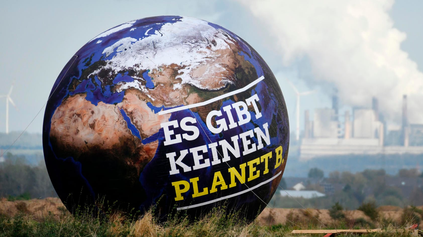 Braunkohlekraftwerke und ein Ballon mit der Aufschrift "Es gibt keinen Planet B.": Der Weltklimarat drängt zu raschem Handeln für ein 1,5-Grad-Ziel.