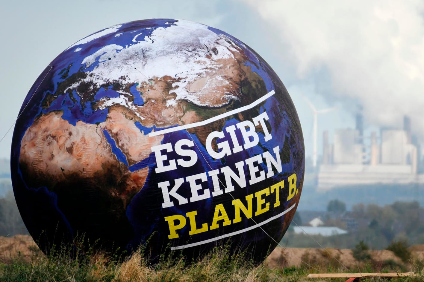 Braunkohlekraftwerke und ein Ballon mit der Aufschrift "Es gibt keinen Planet B.": Der Weltklimarat drängt zu raschem Handeln für ein 1,5-Grad-Ziel.