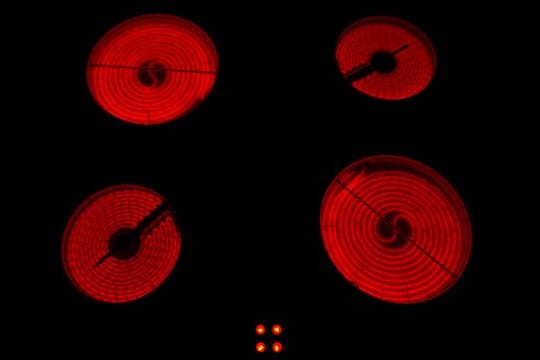 Um Flecken von Glaskeramik-Herdplatten zu entfernen, eignet sich am besten Spezialreiniger.