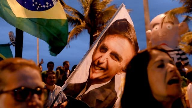 Unterstützer des rechtspopulistischen Kandidaten bei der Präsidentenwahl, Bolsonaro, jubeln. Unterstützer des rechtspopulistischen Kandidaten bei der Präsidentenwahl, Bolsonaro, jubeln.