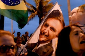 Unterstützer des rechtspopulistischen Kandidaten bei der Präsidentenwahl, Bolsonaro, jubeln.