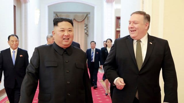 Nordkoreas Machthaber Kim Jong Un und US-Außenminister Mike Pompeo (r) während eines Treffens in Pjöngjang. Nordkoreas Machthaber Kim Jong Un und US-Außenminister Mike Pompeo (r) während eines Treffens in Pjöngjang.
