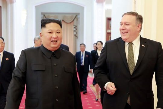 Nordkoreas Machthaber Kim Jong Un und US-Außenminister Mike Pompeo (r) während eines Treffens in Pjöngjang.