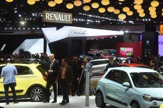Renault-Stand beim Pariser Autosalon: Der Autohersteller arbeitet an einem günstigen Elektroauto.