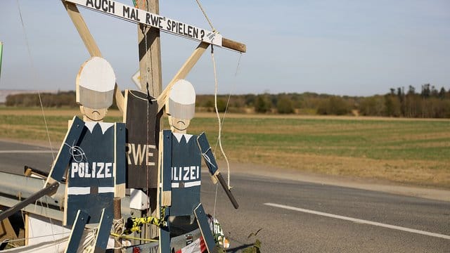 Hampelmänner von Braunkohlegegnern hängen am Hambacher Forst am Straßenrand. Hampelmänner von Braunkohlegegnern hängen am Hambacher Forst am Straßenrand.