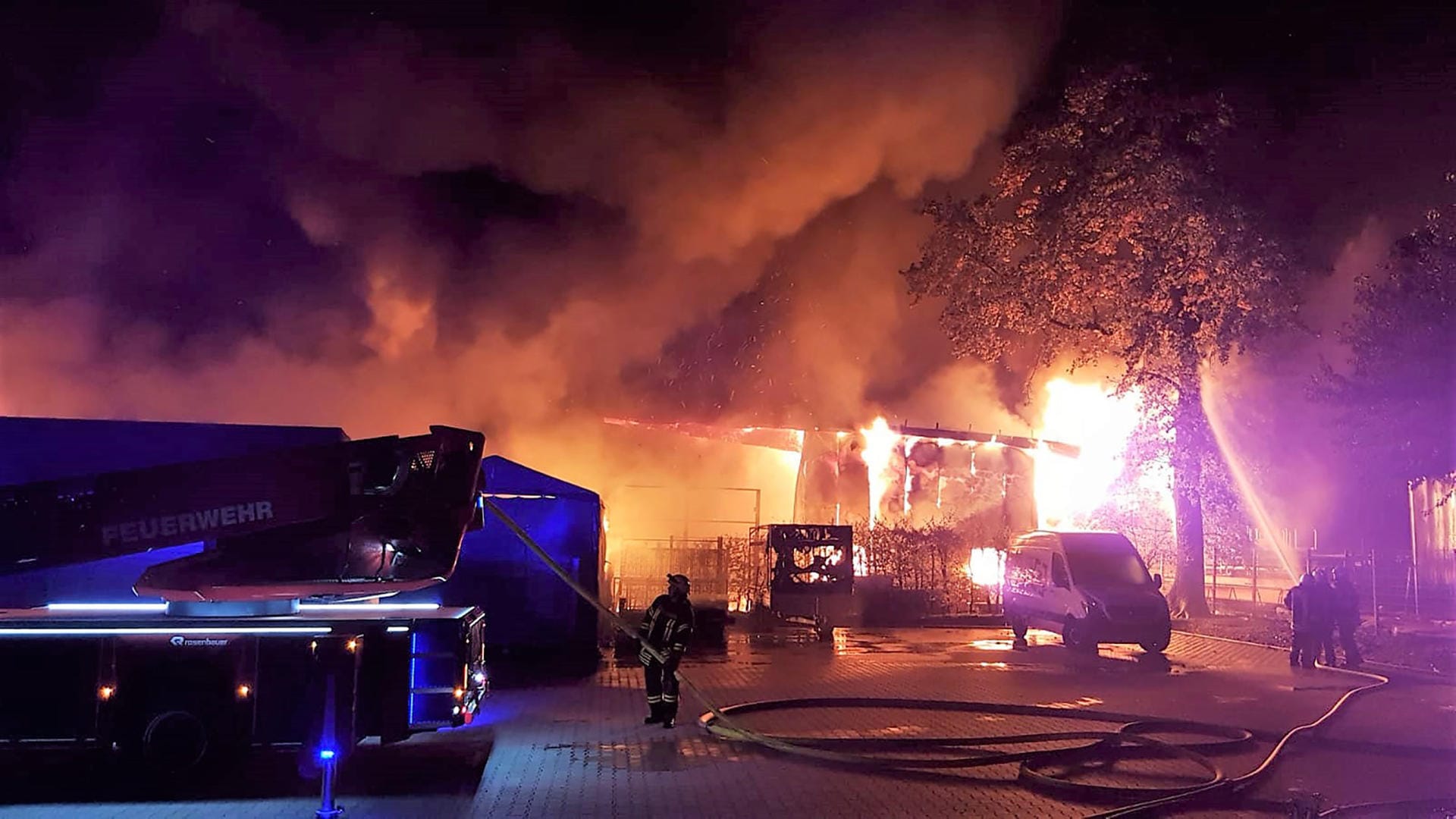 Großbrand in Neuenkirchen: Etwa 120 Feuerwehrleute waren die ganze Nacht im Einsatz, um die Flammen zu löschen. Großbrand in Neuenkirchen: Etwa 120 Feuerwehrleute waren die ganze Nacht im Einsatz, um die Flammen zu löschen.
