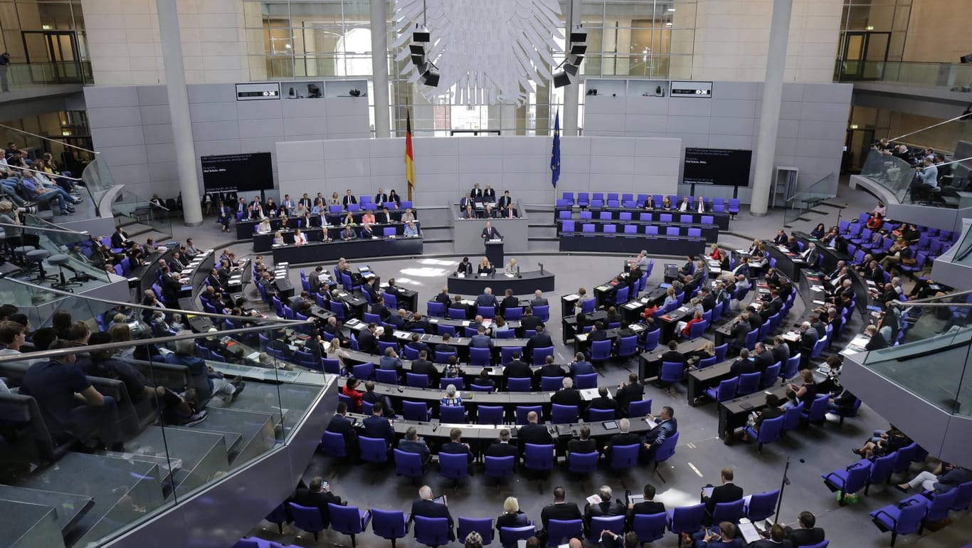 Das Bundestagsplenum aus der Zuschauerperspektive: Aktuell sitzen dort 100 Abgeordnete mehr als noch im Jahr 2008.