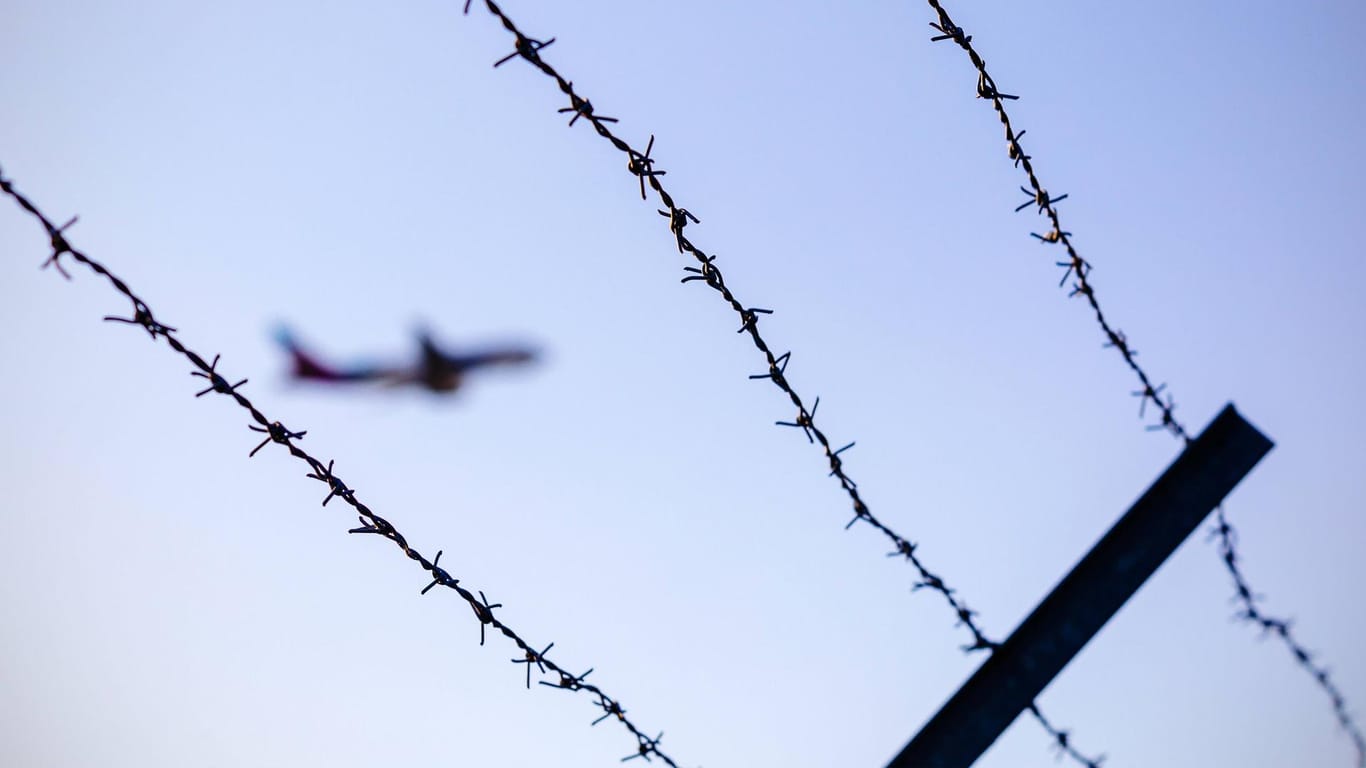 Startender Flieger am Köln Bonn Airport: Die Zahl der Abschiebungen in die Maghreb-Staaten ist massiv angestiegen. (Symbolbild)