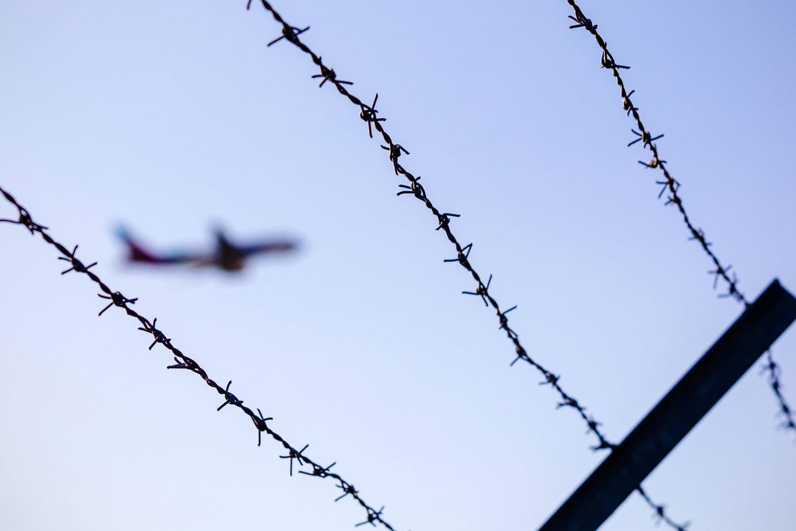 Startender Flieger am Köln Bonn Airport: Die Zahl der Abschiebungen in die Maghreb-Staaten ist massiv angestiegen. (Symbolbild)