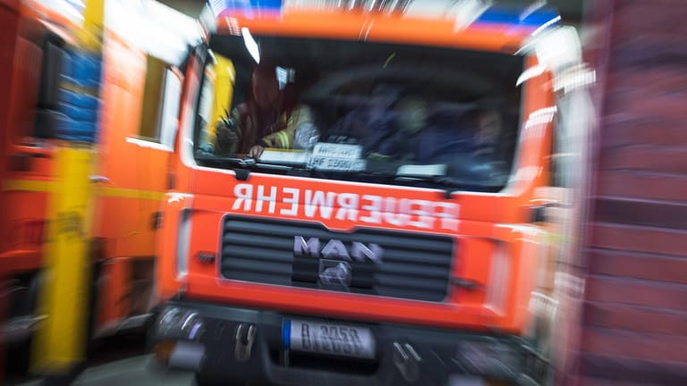Löschfahrzeug beim Ausrücken von der Feuerwache (Symbolbild): In der Offenburger Innenstadt ist es zu einem Brand in einem Geschäftshaus gekommen.