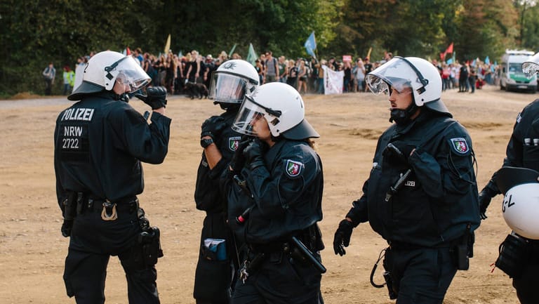 Polizisten und Demonstranten am Hambacher Forst: Nach wochenlangen Auseinandersetzungen hat sich die Staatsmacht vorerst aus dem Wald zurückgezogen.