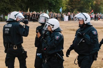 Polizisten und Demonstranten am Hambacher Forst: Nach wochenlangen Auseinandersetzungen hat sich die Staatsmacht vorerst aus dem Wald zurückgezogen.