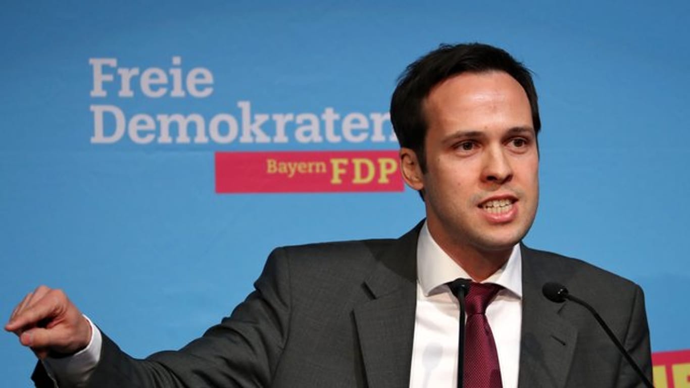 Martin Hagen, Spitzenkandidat der FDP für die bayerische Landtagswahl, spricht während des Landesparteitags.