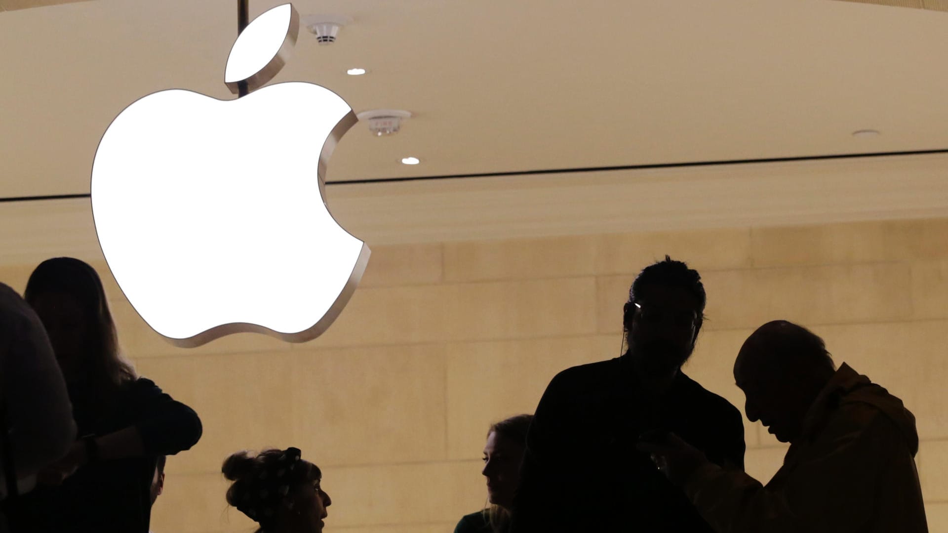 Kunden betreten einen Apple-Store (Symbolbild): Apple hat mit Nachdruck einen Medienbericht zurückgewiesen, wonach die Firma Spionage-Chips aus China in ihren Servern entdeckt hätte. Kunden betreten einen Apple-Store (Symbolbild): Apple hat mit Nachdruck einen Medienbericht zurückgewiesen, wonach die Firma Spionage-Chips aus China in ihren Servern entdeckt hätte.