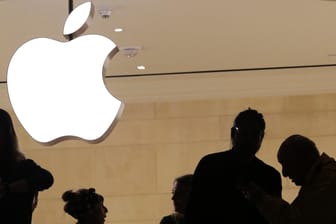 Kunden betreten einen Apple-Store (Symbolbild): Apple hat mit Nachdruck einen Medienbericht zurückgewiesen, wonach die Firma Spionage-Chips aus China in ihren Servern entdeckt hätte.
