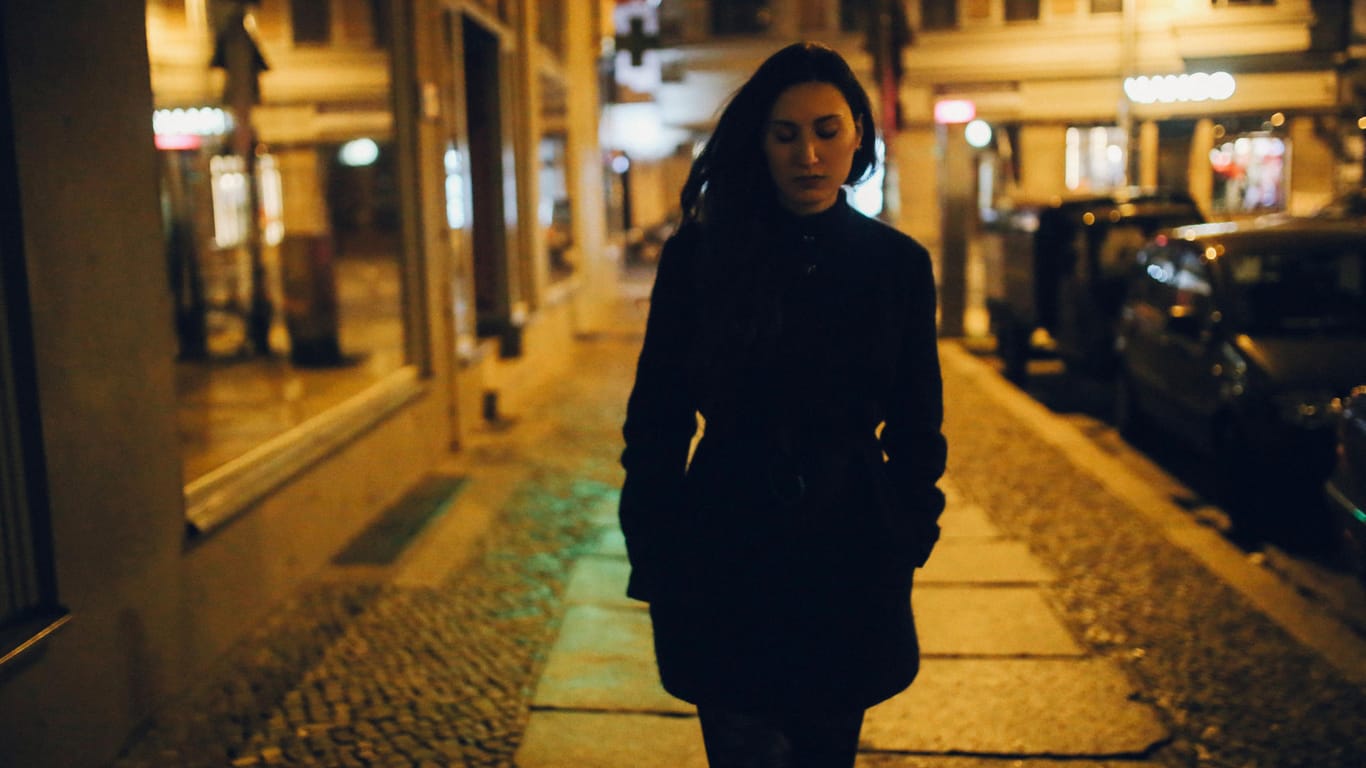 Frau läuft durch Berlin: Wie würde sich eine Nacht ohne Männer anfühlen? Diese Frage stellt eine Twitter-Userin.