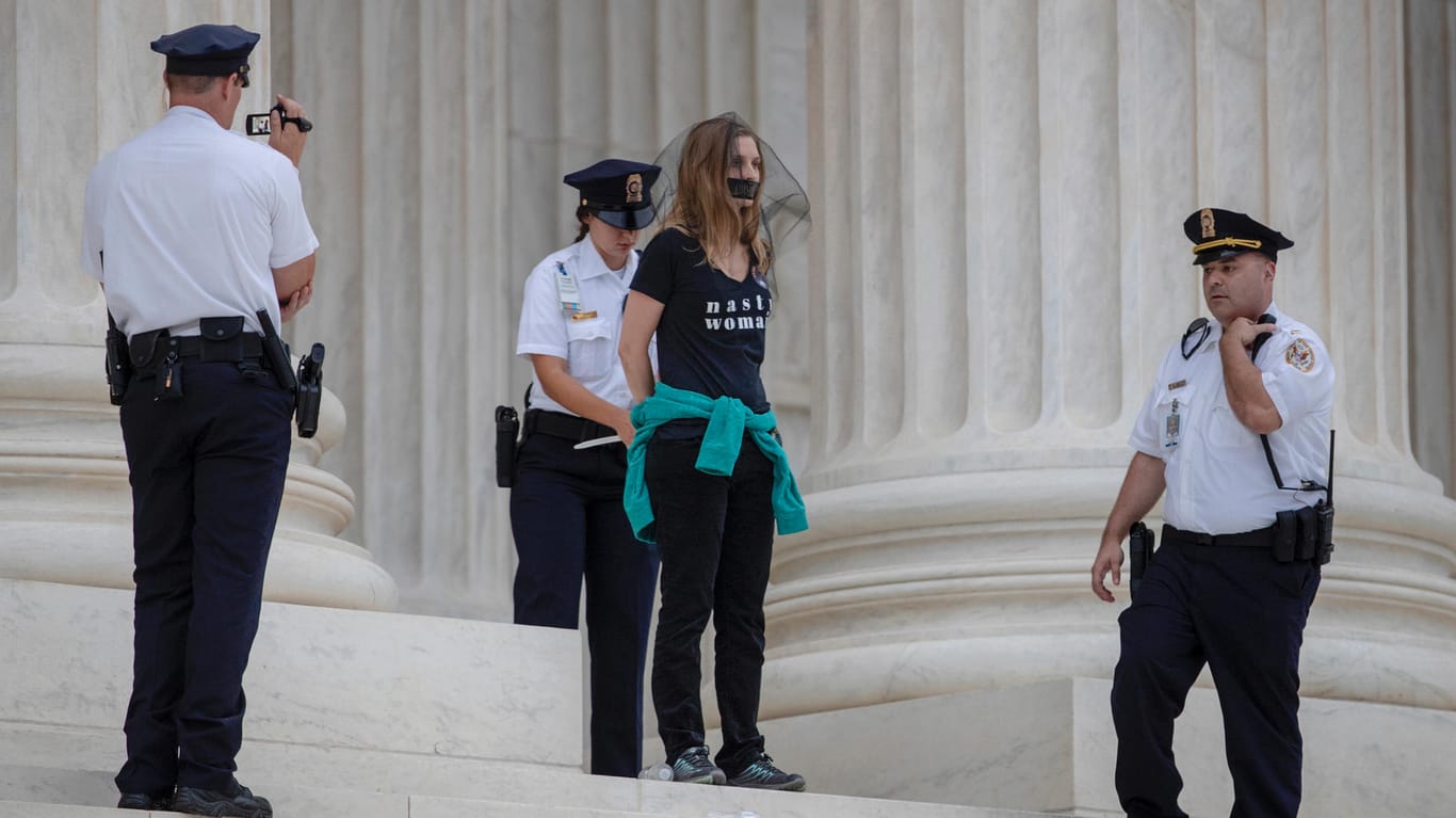 Eine Demonstrantin wird auf den Stufen des Supreme Court verhaftet: Die USA sind nach der Berufung Brett Kavanaughs zum Höchsten Richter gespalten.