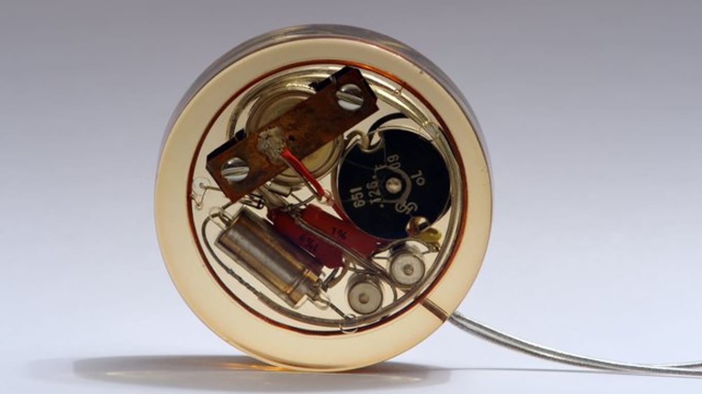 Ein Herzschrittmacher aus der Serie der ersten im Jahr 1958 hergestellten Geräte.