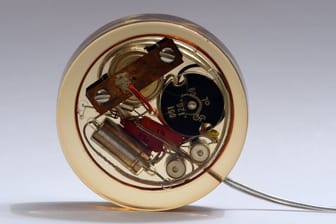 Ein Herzschrittmacher aus der Serie der ersten im Jahr 1958 hergestellten Geräte.