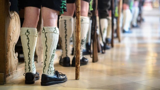 In Tracht gekleidete Männer stehen an Maria Himmelfahrt beim Festgottesdienst in der katholischen Pfarrkirche St. In Tracht gekleidete Männer stehen an Maria Himmelfahrt beim Festgottesdienst in der katholischen Pfarrkirche St.