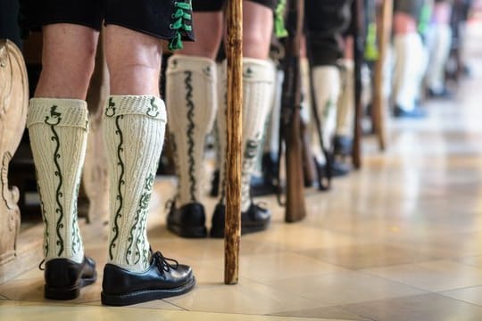 In Tracht gekleidete Männer stehen an Maria Himmelfahrt beim Festgottesdienst in der katholischen Pfarrkirche St.
