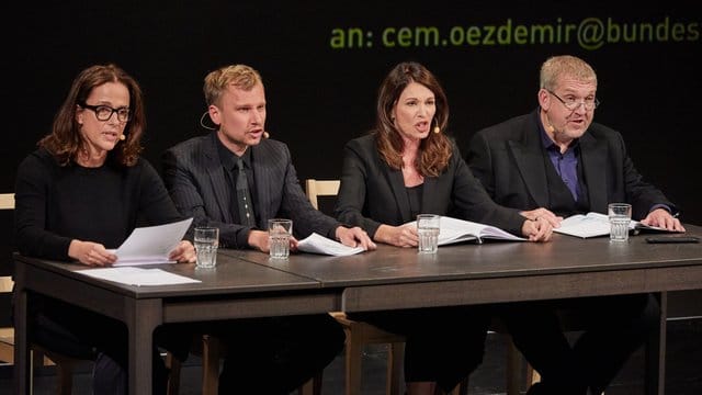 Claudia Michelsen (l-r), Robert Stadlober, Iris Berben und Dietmar Bär lasen aus Hassmails vor.