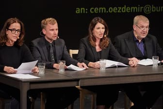 Claudia Michelsen (l-r), Robert Stadlober, Iris Berben und Dietmar Bär lasen aus Hassmails vor.