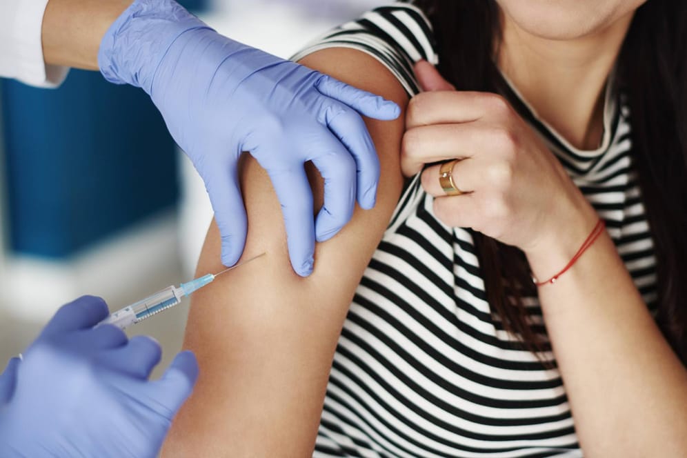 Frau erhält Injektion: Der Nutzen einer Grippe-Impfung wird immer noch unterschätzt.