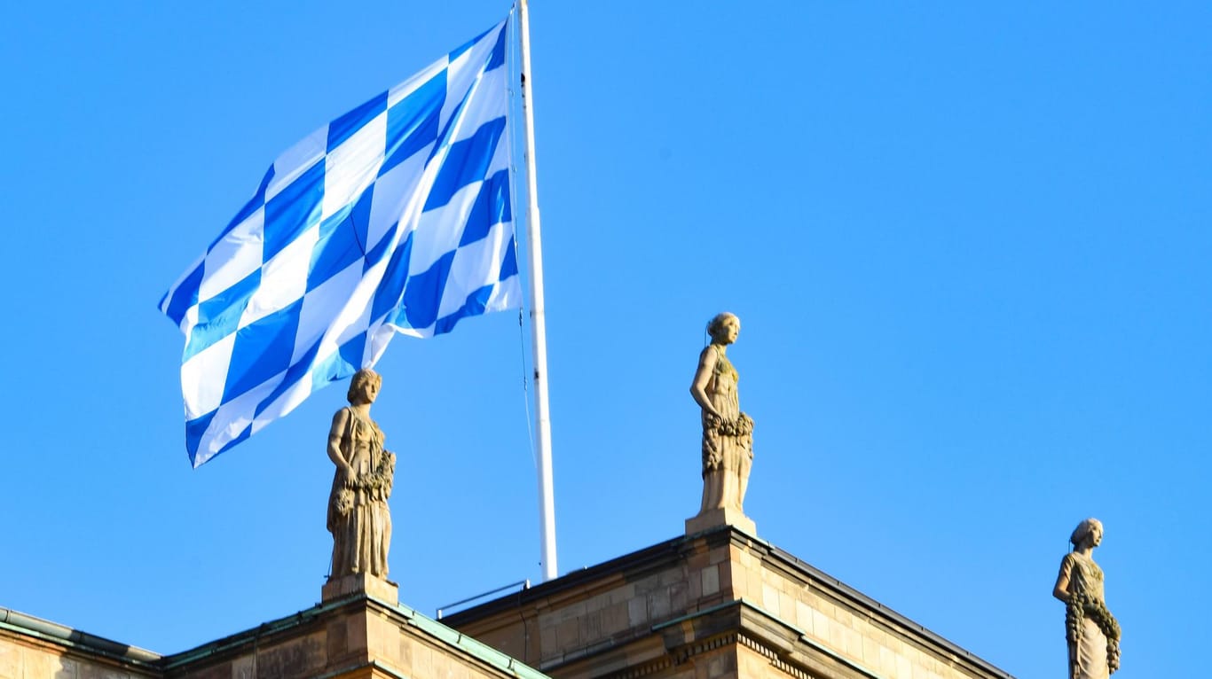 Die Bayerische Fahne weht über dem Maximilianeum in München: Die Bayern wählen am 14. Oktober einen neuen Landtag.