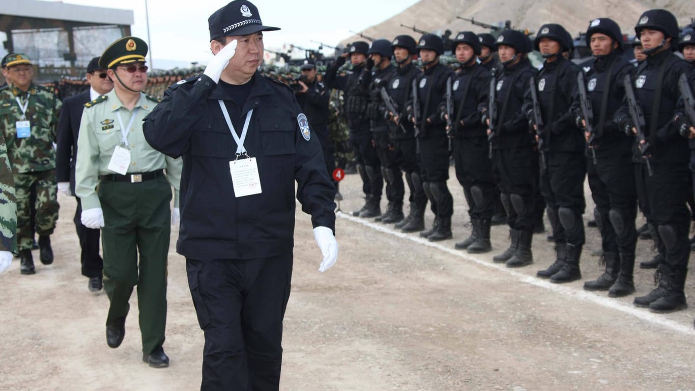 Meng Hongwei vor einer Anti-Terror-Einheit in China. Meng konnte sich als Vize-Chef des Sicherheitsministeriums halten, obwohl er als ein Vertrauter Zhou Yongkangs galt.
