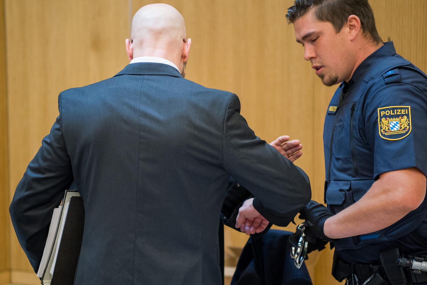 Der Angeklagte Robert P. (l.) im Hochsicherheits-Gerichtssaal der JVA Stadelheim: Der Plan für den Raubüberfall ging von der Ex-Pflegerin eines der Opfer aus.