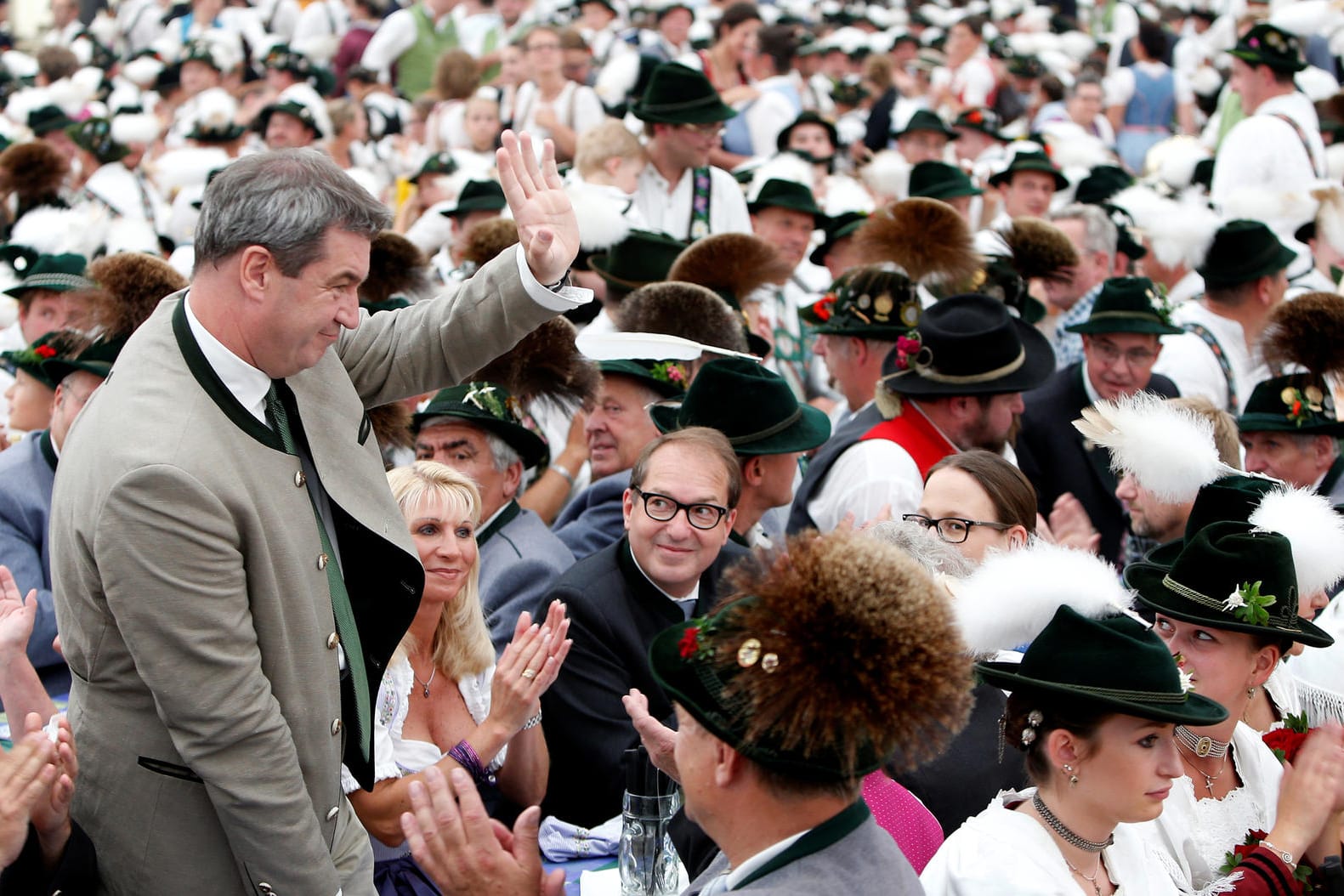 Söder auf einem Volksfest in Murnau: Söders Bierzeltreden sind gut. Im Land sind seine Beliebtheitswerte schlecht.