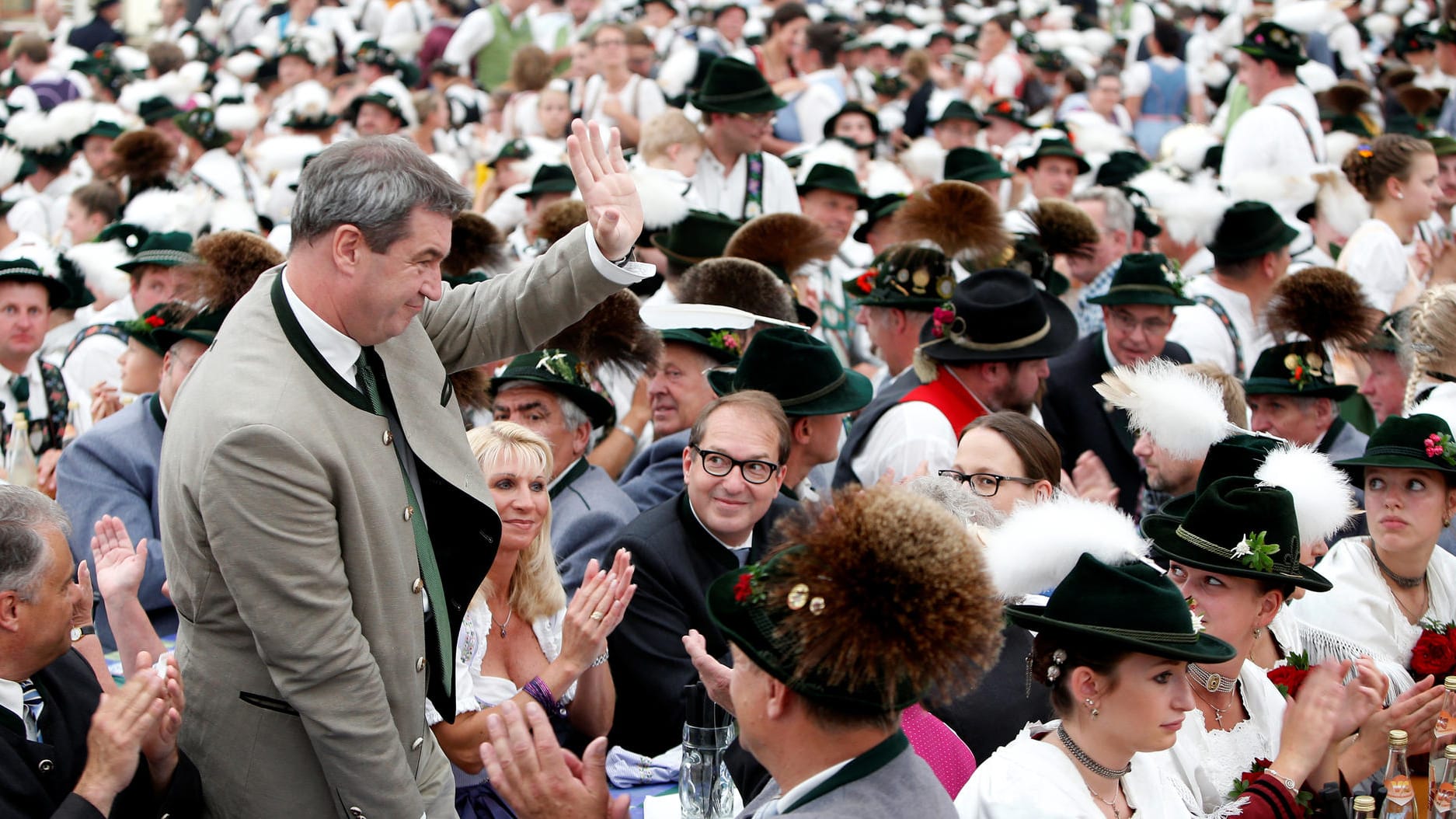 Söder auf einem Volksfest in Murnau: Söders Bierzeltreden sind gut. Im Land sind seine Beliebtheitswerte schlecht.