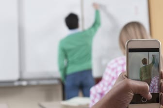 Ein Lehrer im Klassenzimmer: Ein Portal fordert, rechte Lehrer online zu melden. Damit wird eine Idee der AfD umgewandelt.