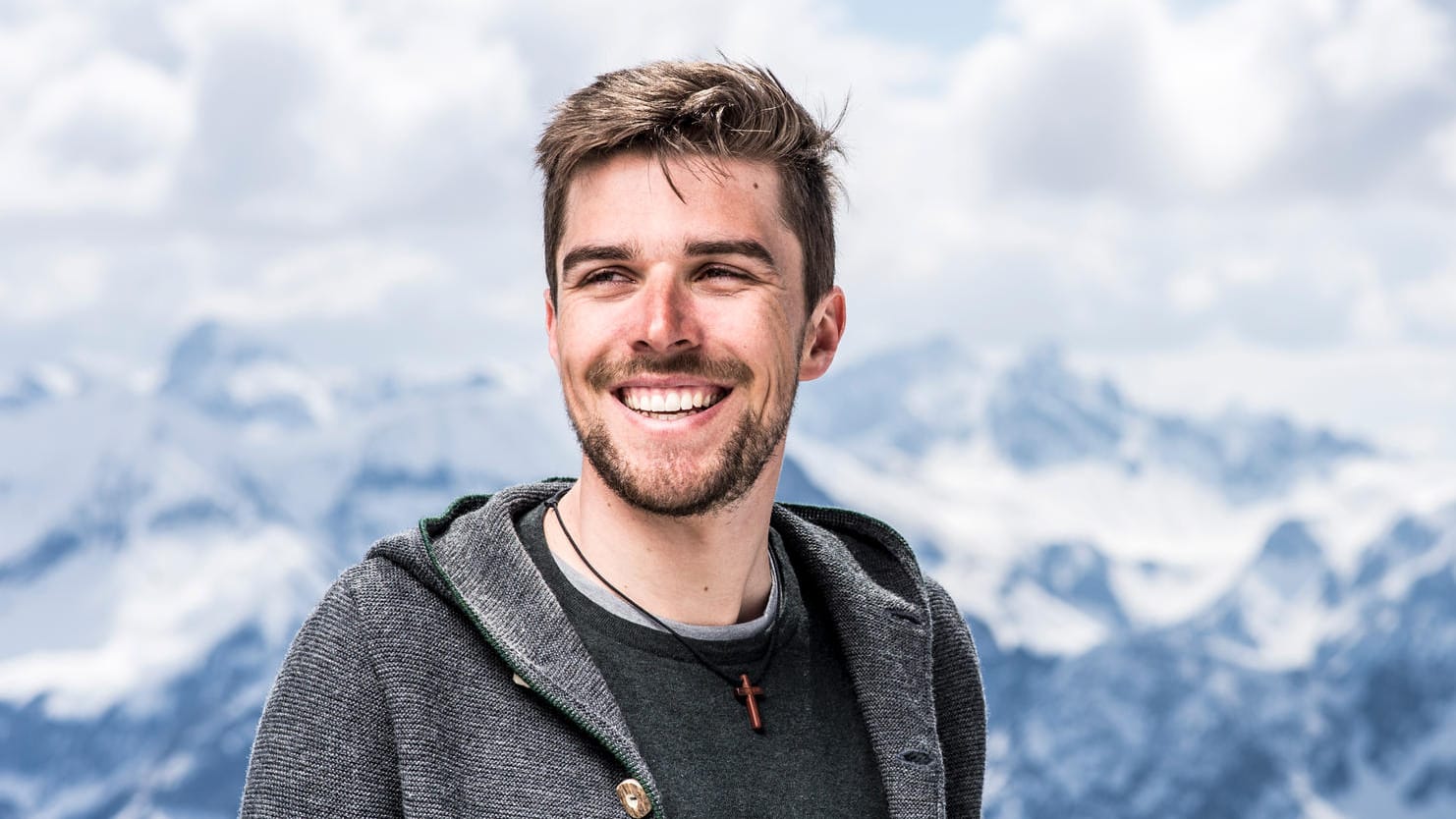 Deutschlands Sportler des Jahres Johannes Rydzek vor einem beeindruckenden Alpen-Panorama.