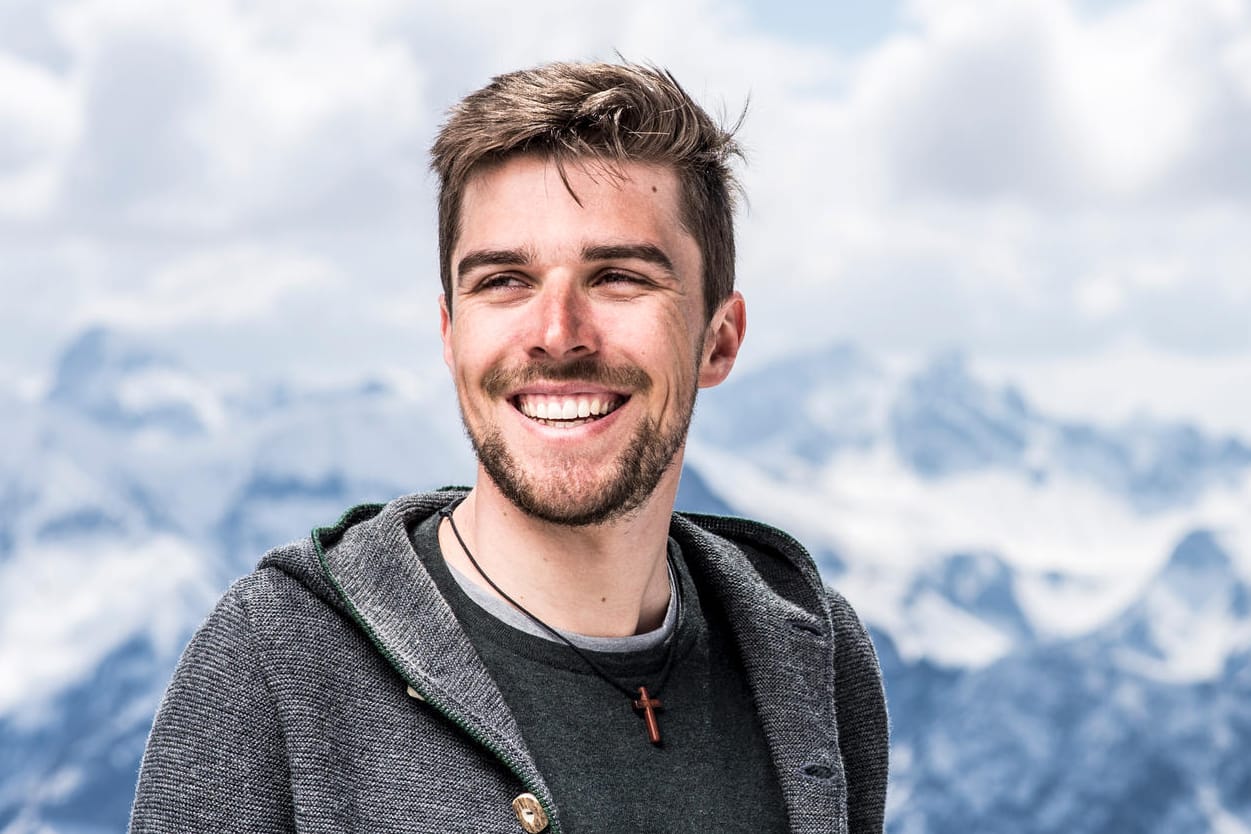 Deutschlands Sportler des Jahres Johannes Rydzek vor einem beeindruckenden Alpen-Panorama.